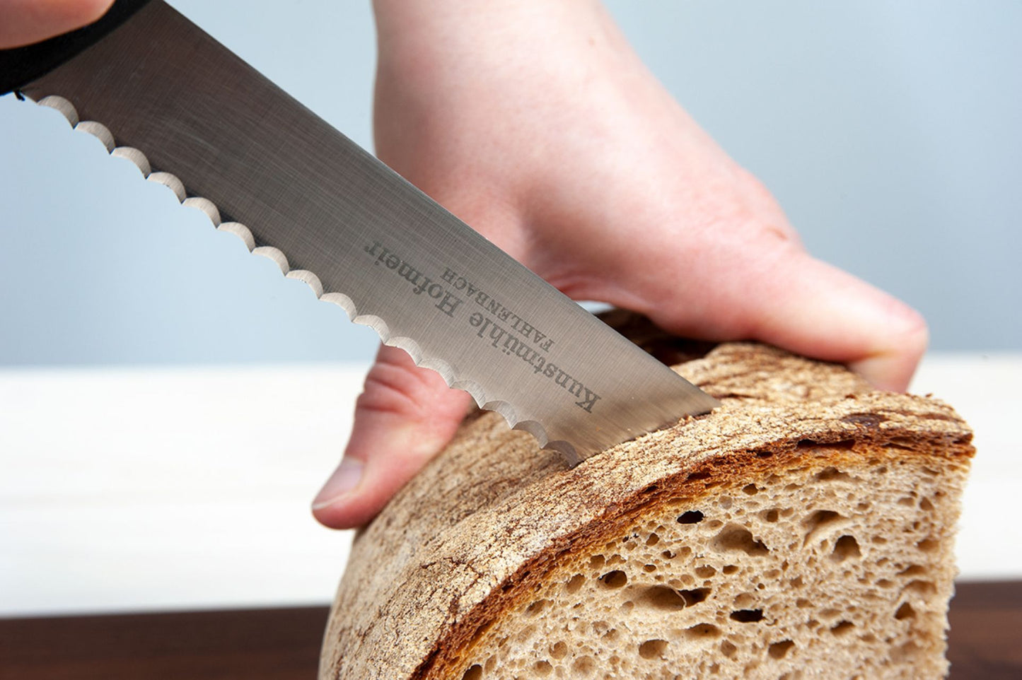 Brotmesser mit Wellenschliff